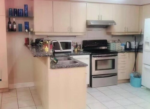Newly Renovated Bright Suite in Quiet Neighborhood, Convenient