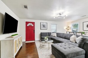 Smart TV - Spacious 3-Bedroom Uptown House – Steps to Streetcar & Downtown (New Orleans)