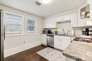 Private kitchen - Spacious 3-Bedroom Uptown House – Steps to Streetcar & Downtown (New Orleans)