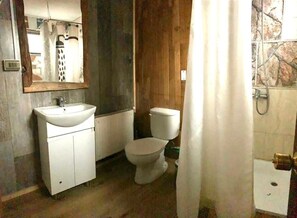 Basic Double Room, Garden View | Bathroom - Casa Balmaceda  (Coyhaique)