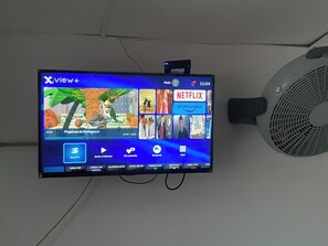 Habitación triple superior | Televisión