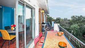 A balcony with a table, chairs, and a dining set. - Moderne villa piscine (Argelès-sur-Mer)