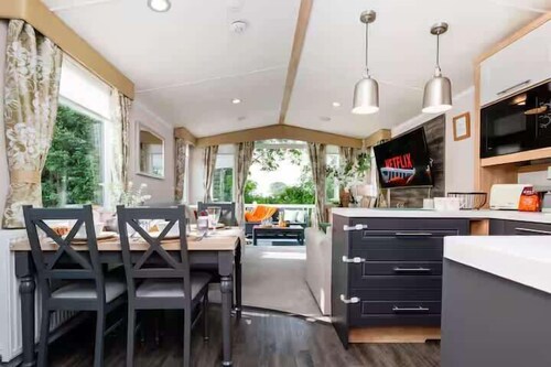 Luxury Beachside Stay Near Edinburgh with FREE Parking & Wi-Fi