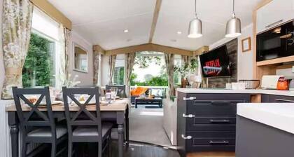 Luxury Beachside Stay Near Edinburgh with FREE Parking & Wi-Fi