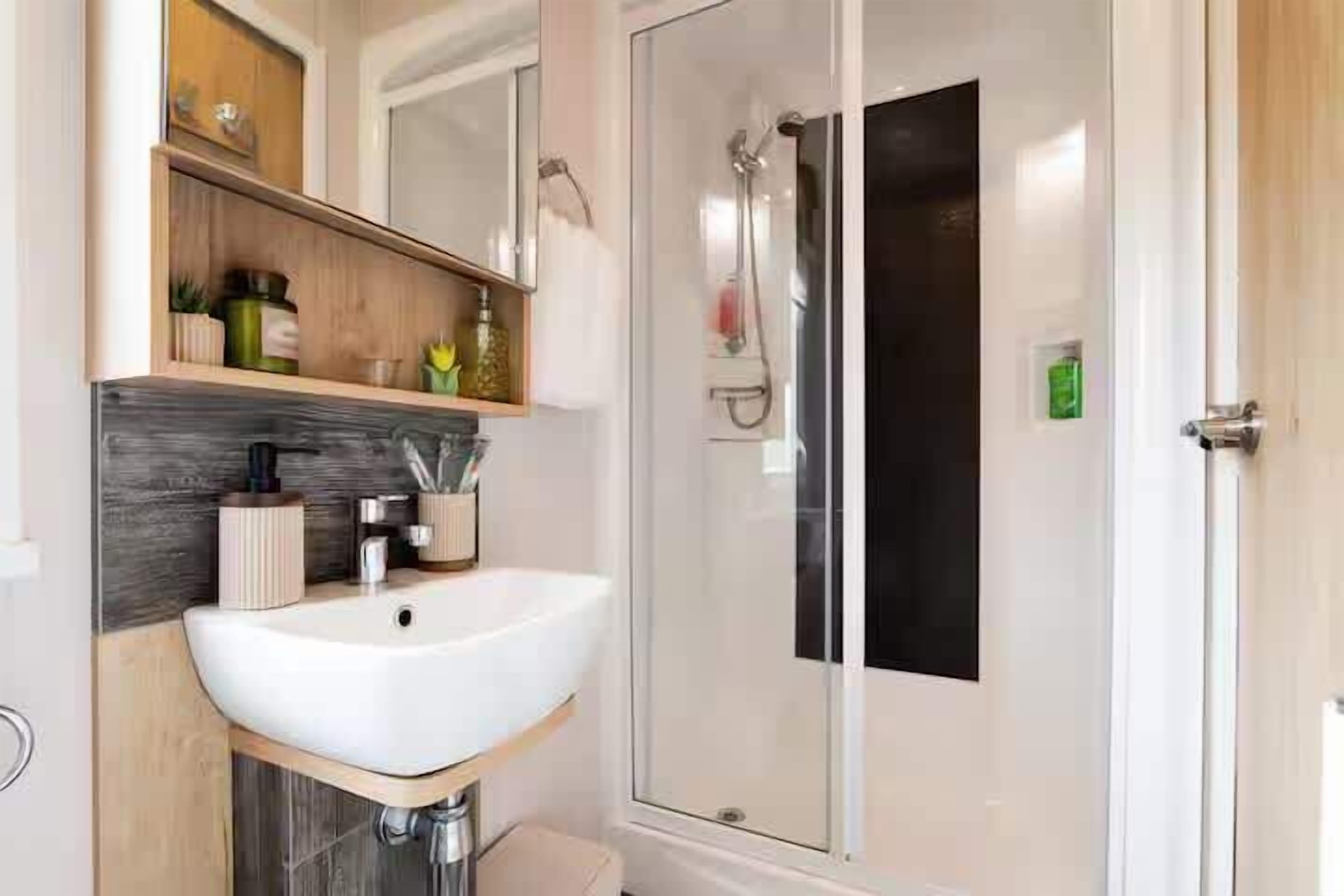 Douche, sèche-cheveux, serviettes fournies, shampoing