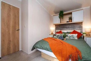 Schreibtisch, Bügeleisen/Bügelbrett, Reisekinderbett, WLAN