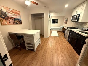 Room - Modern SLO Studio with Deep Soaking Tub – Near Downtown & Beaches (San Luis Obispo)