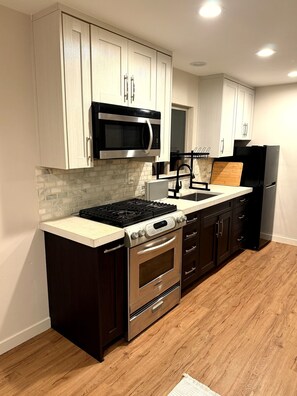 Private kitchen - Modern SLO Studio with Deep Soaking Tub – Near Downtown & Beaches (San Luis Obispo)