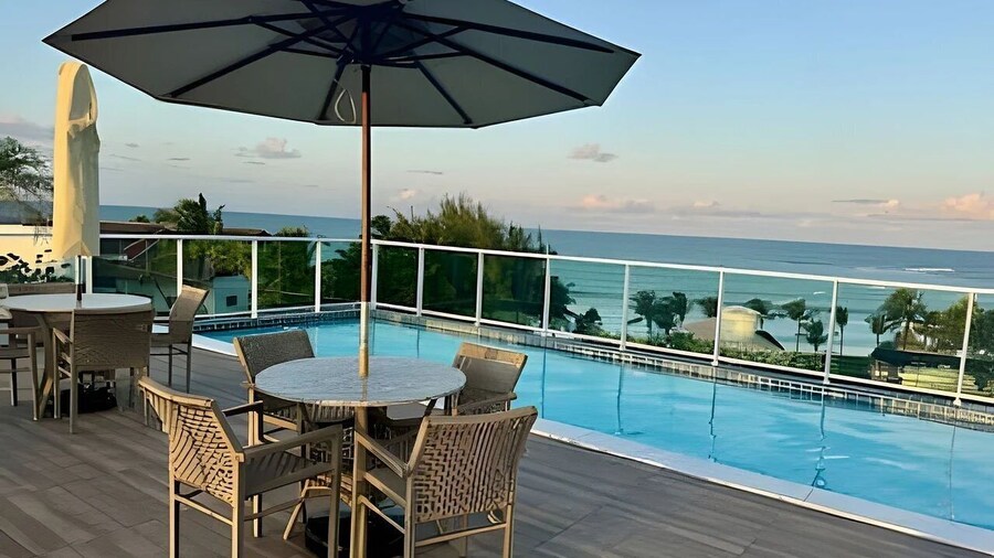 Flat com piscina privativa a beira mar
