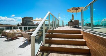 Flat com piscina privativa a beira mar