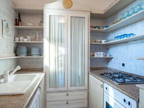 Küche, Interior Design, Countertop, Holz, Flooring, Cabinetry, Fussboden, Beleuchtung, Küchengerät, Zimmer