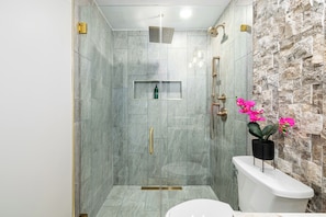 Shower, hair dryer, towels, soap - Eternity Wellness Retreat Jacuzzi/Sauna/ColdPlunge (Tampa)