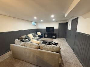 TV - 2BR Cozy Basement Suite with Garage Parking (Colorado Springs)