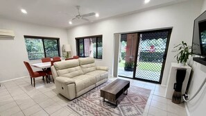 TV - Spacious 1-bed apartment on Cairns Esplanade (Cairns North)