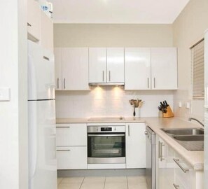 Fridge, microwave, oven, stovetop - Spacious 1-bed apartment on Cairns Esplanade (Cairns North)