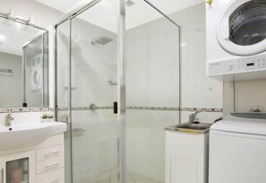 Hair dryer, towels - Spacious 1-bed apartment on Cairns Esplanade (Cairns North)