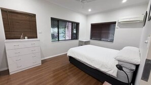 1 habitación, tabla de planchar con plancha y wifi 