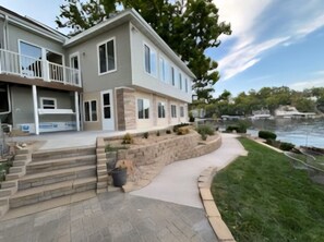 Exterior - Fabulous 5 Bedrm, 4 Bath sleeps 14-20, premier waterfront home, yard, dock w Bar (Lake Ozark)