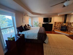 5 bedrooms, iron/ironing board, WiFi, bed sheets - Fabulous 5 Bedrm, 4 Bath sleeps 14-20, premier waterfront home, yard, dock w Bar (Lake Ozark)