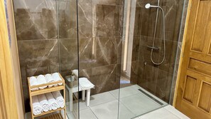 Shower - Relaxing countryside escape with pool, sauna and homemade delights (Čazma)