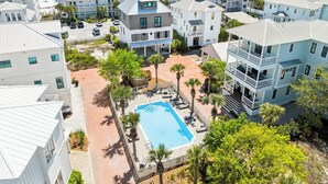 Ein Resort mit Pool, Blick auf den Strand und mehreren Gebäuden.