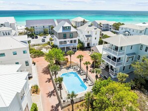 Ein Resort mit Pool, Blick auf den Strand und mehreren Gebäuden.