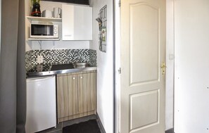 Refrigerador, microondas, cafetera/tetera, utensilios de cocina