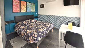 A room with a bed, a desk, a chair, a TV, and artwork on the wall. - Amazing home in Taillades with outdoor swimming pool (Taillades)