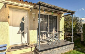 Outdoor dining - Amazing home in Taillades with outdoor swimming pool (Taillades)
