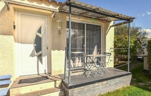 Outdoor dining - Amazing home in Taillades with outdoor swimming pool (Taillades)