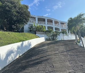 Exterior - Beautiful 3-bedroom Villa / Ocean views, Free parking, Wi-Fi, AC and Generator (St Thomas)
