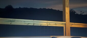 Creekside lily pad in Dahlonega with hot tub and mtn views