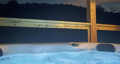 Creekside lily pad in Dahlonega with hot tub and mtn views