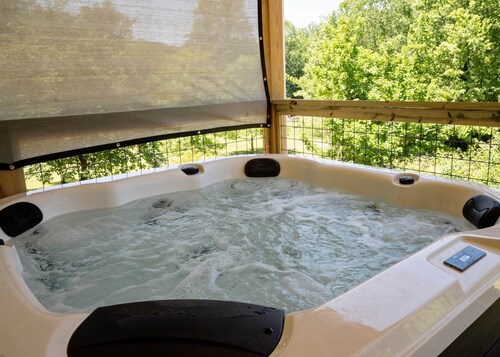 Lilypad on the Creek in Dahlonega with hot tub