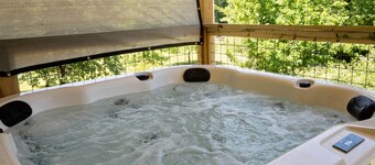 Lilypad on the Creek in Dahlonega with hot tub