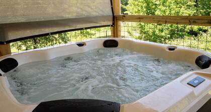 Lilypad on the Creek in Dahlonega with hot tub