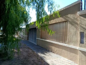 Exterior detail - El encuentro residence Capital grill barbecue grill garage swimming pool and barbecue area (Mendoza)