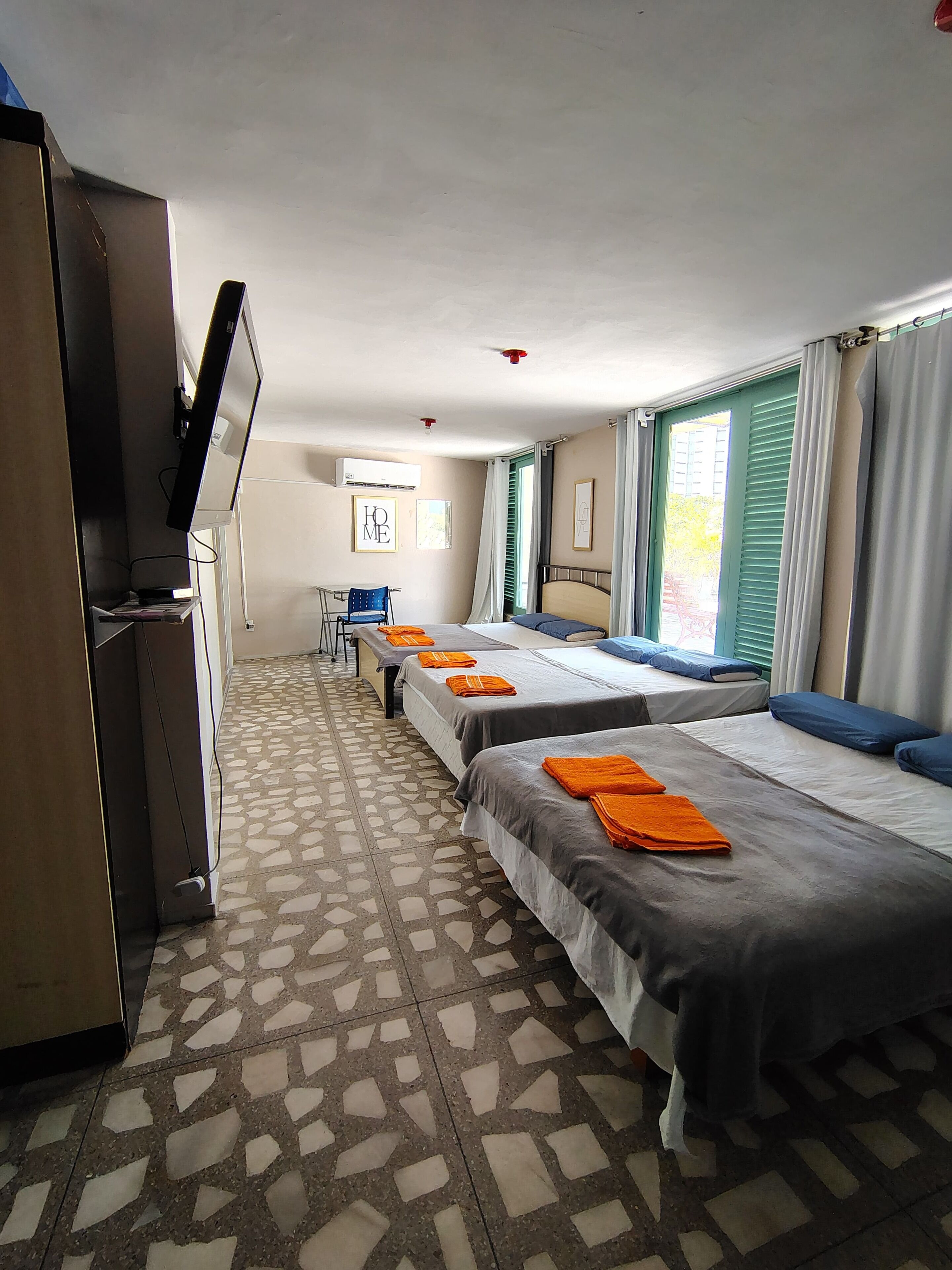5 soverom, skrivebord, strykejern/-brett og reiseseng for barn