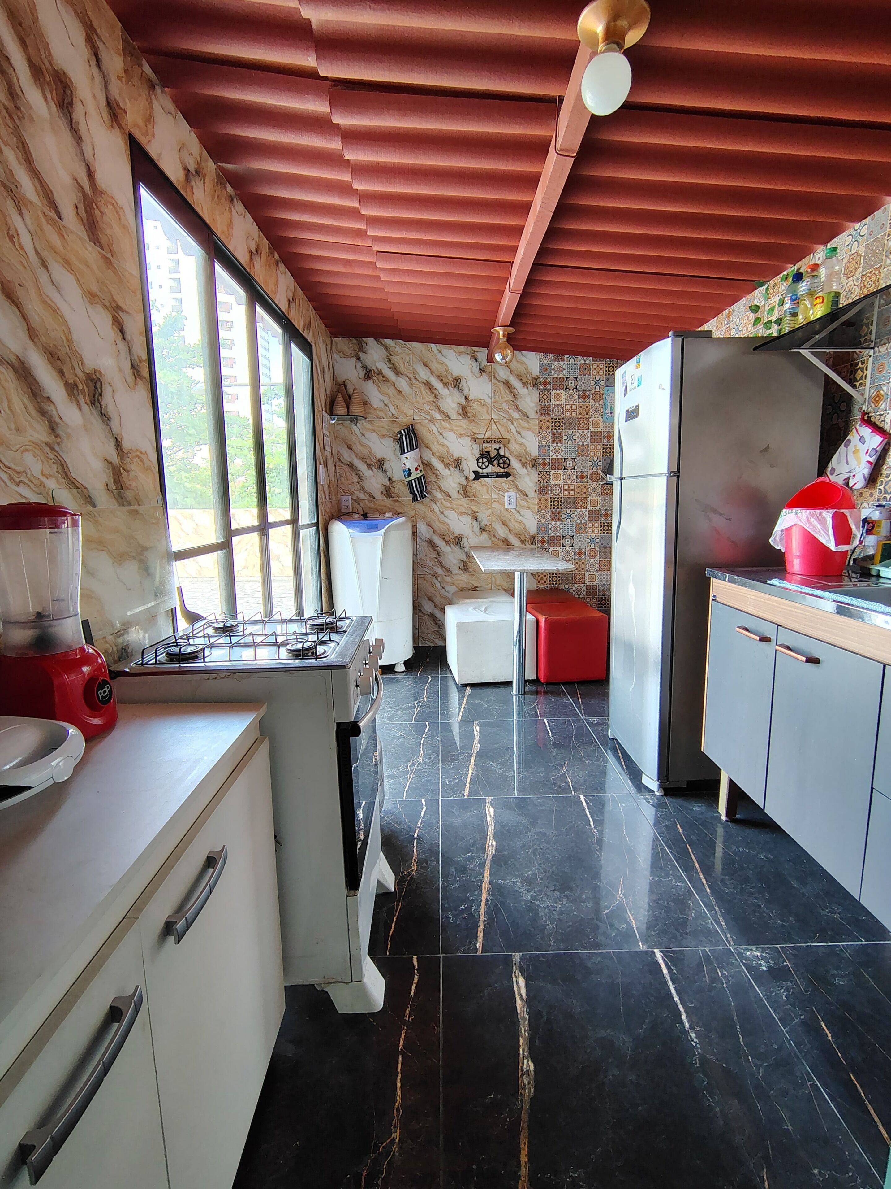 Geladeira, micro-ondas, fogão, cooktop