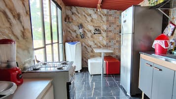 Geladeira, micro-ondas, fogão, cooktop