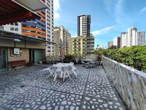 Outdoor dining - Duplex Penthouse 2 Blocks from the Sea (Recife)