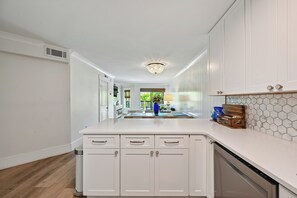 Fridge, microwave, oven, stovetop - New to VRBO, Oceanwalk, Near Beach, Outdoor and Indoor Pool, Hot Tub (Hilton Head Island)