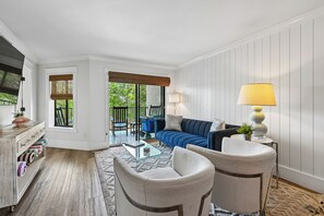 TV - New to VRBO, Oceanwalk, Near Beach, Outdoor and Indoor Pool, Hot Tub (Hilton Head Island)
