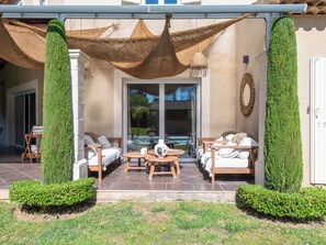 Outdoor dining - 205 sqm Villa with Heated Pool – Near Cannes (Mouans-Sartoux)