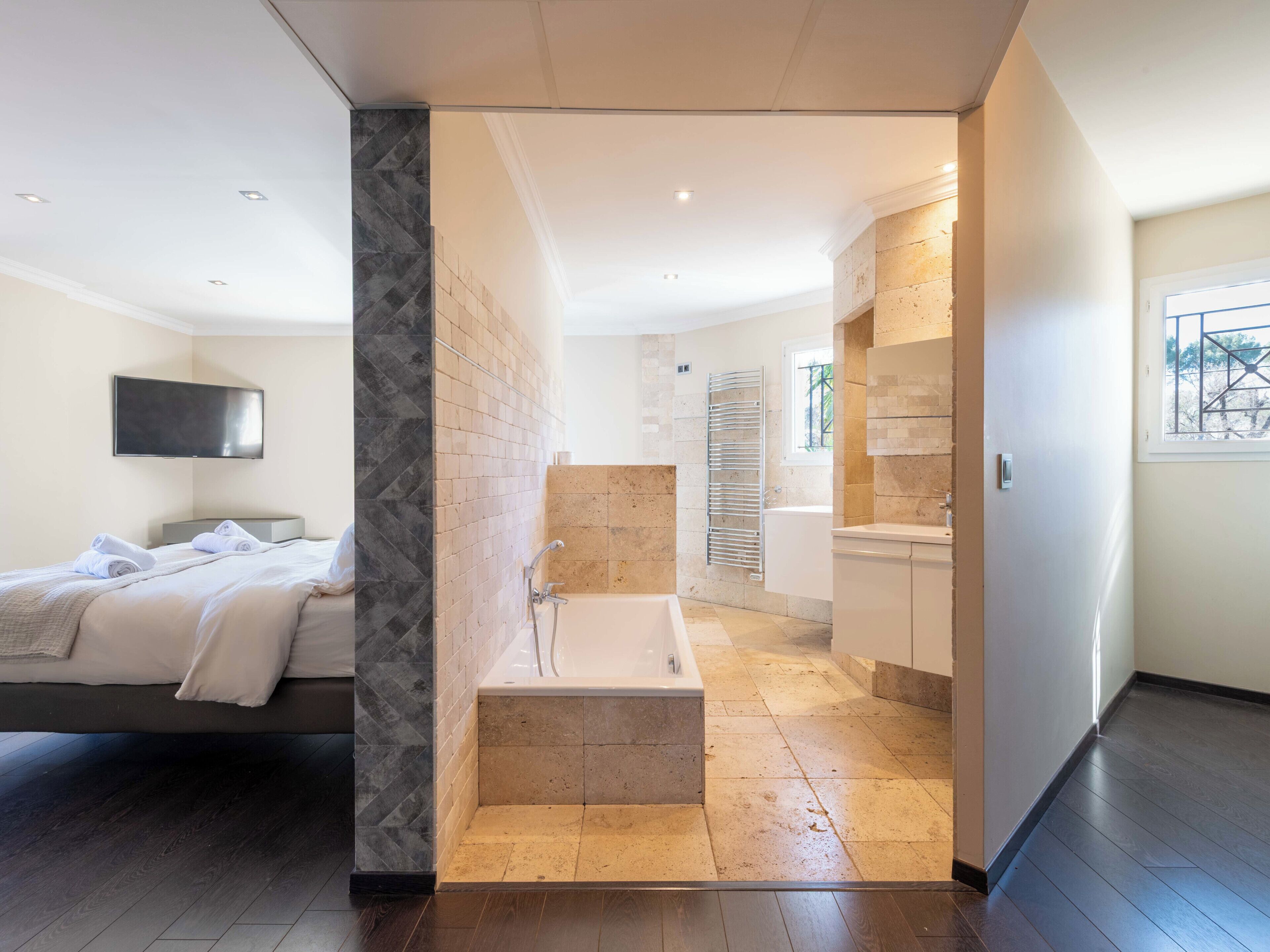 4 slaapkamers, een strijkplank/strijkijzer, wifi, beddengoed