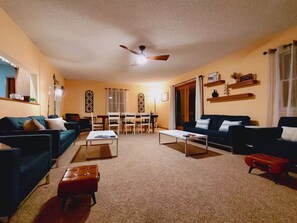 Living area - The Cozy Caterbury (North Baltimore)