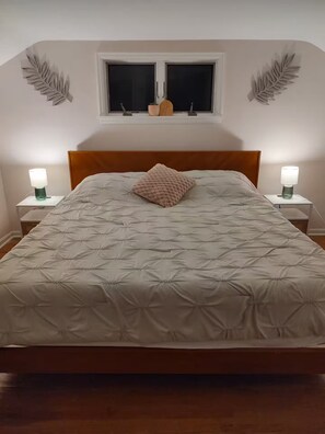 Room - The Cozy Caterbury (North Baltimore)