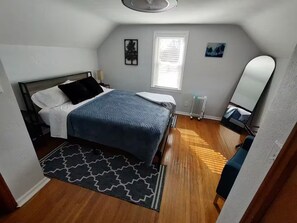 4 habitaciones, tabla de planchar con plancha, wifi y ropa de cama