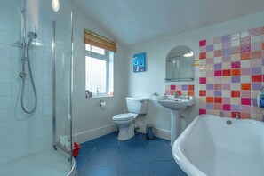 Bathroom - Colourful Victorian Cottage, wood burner, garden (Bristol)