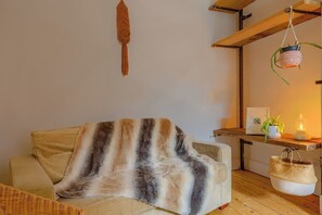 Living area - Calm Victorian garden home near Gloucester Road (Bristol)